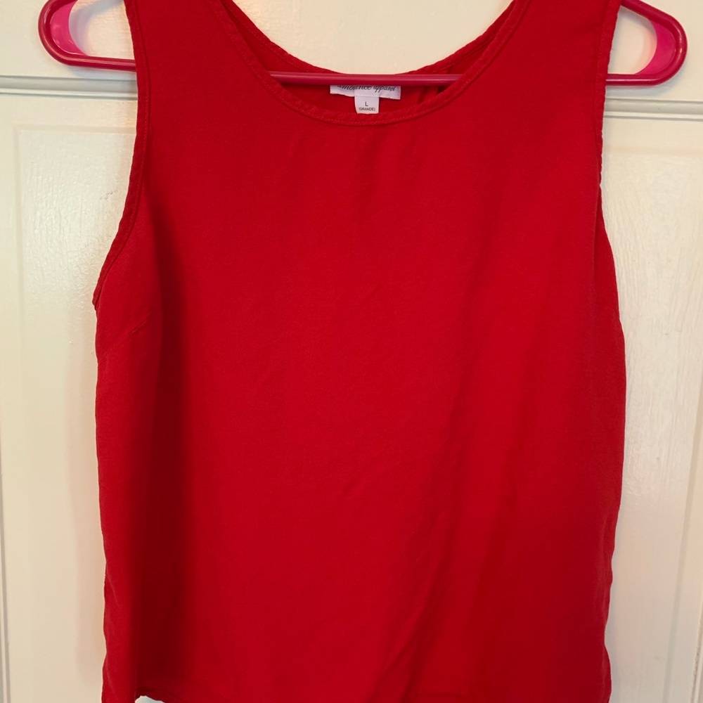 š Sleeveless Red Top With Back Slit - Picture 2 of 4
